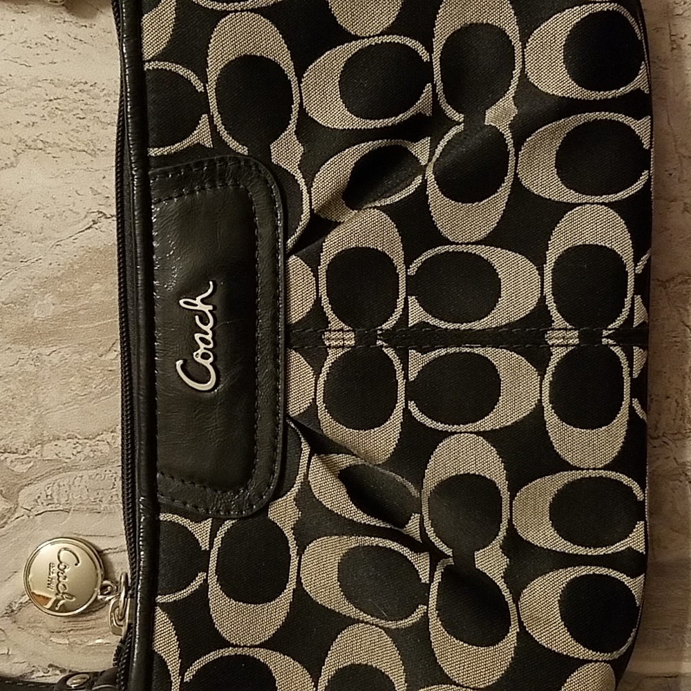 New! Coach Black & Cream Large Wristlet - Picture 3 of 11